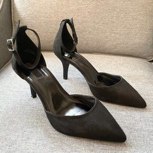 Ankle strap, pointed toe black short heels